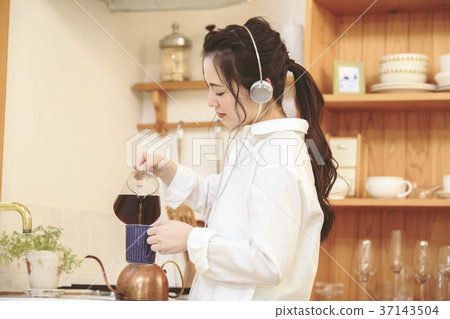 婦女為早餐做準備,當聽到音樂時 婦女為早餐做準備,當聽到音樂時 37143504