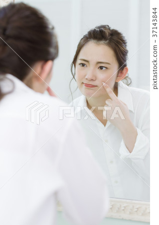 A woman heading to a mirror A woman heading to a mirror 37143844
