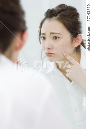 一個女人前往鏡子 37143850