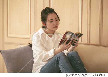 讀書的婦女在沙發 讀書的婦女在沙發 37143981