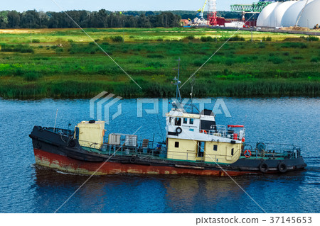 Old tug ship underway Old tug ship underway 37145653