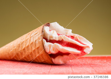 Strawberry ice cream cone in the hand isolated 37146386