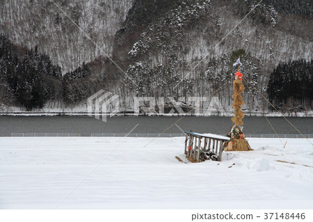 Winter Kizaki lake landscape with a domino grill 37148446