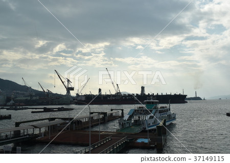 Huge cargo ship Huge cargo ship 37149115