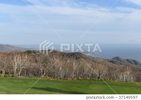 Sea overlooking the grassland Sea overlooking the grassland 37149597
