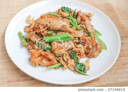 stir fried noodle with pork and kale 37149819