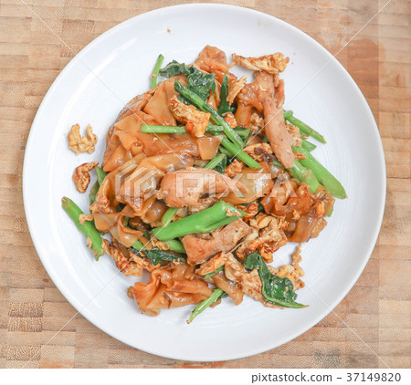 stir fried noodle with pork and kale 37149820