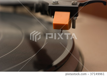 Cartridge moving on black vinyl Cartridge moving on black vinyl 37149961