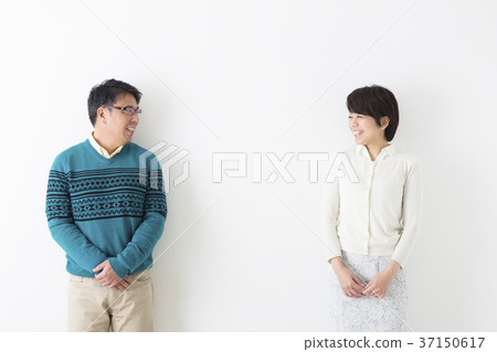 肩並肩站立在白色背景中的已婚夫婦 37150617