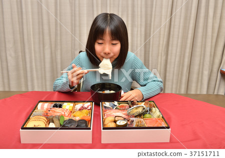 一個吃煎蛋捲的女孩（新年，新年菜） 37151711