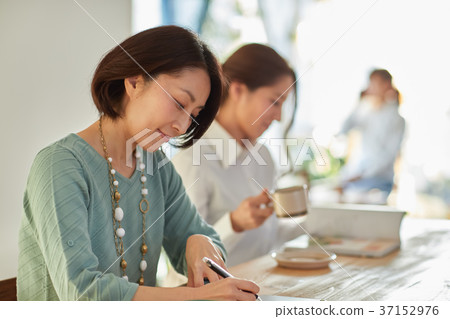咖啡館放鬆的女人 咖啡館放鬆的女人 37152976