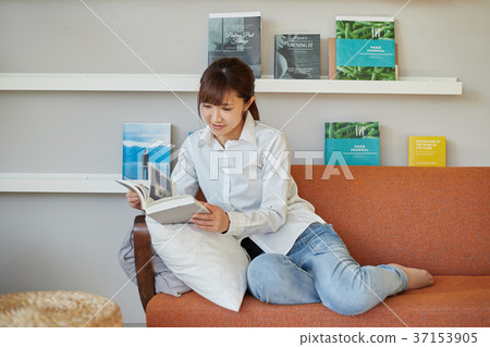 讀一本書的婦女在屋子裡 讀一本書的婦女在屋子裡 37153905