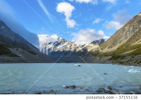 Hooker Lake and Hooker Glacier in Mount Cook National Park Hooker Lake and Hooker Glacier in Mount Cook National Park 37155116