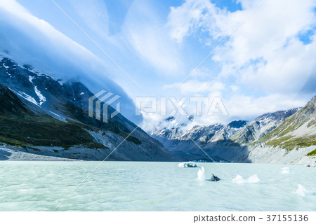Hooker Lake and Hooker Glacier in Mount Cook National Park Hooker Lake and Hooker Glacier in Mount Cook National Park 37155136
