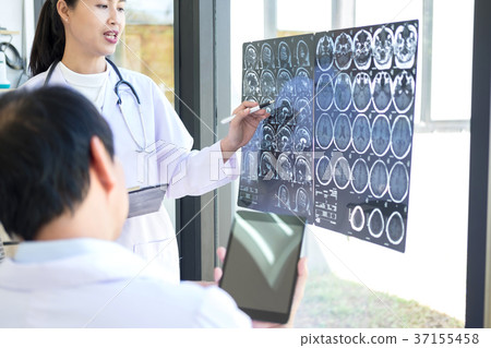 Professor Doctor discussing and consulting method with patient t 37155458