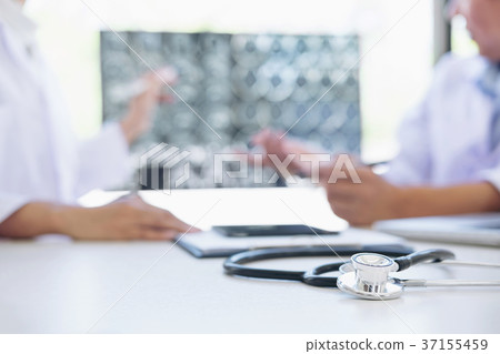 Professor Doctor discussion a method with patient treatment, res Professor Doctor discussion a method with patient treatment, res 37155459