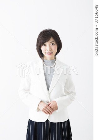 站立的中間婦女看照相機 站立的中間婦女看照相機 37156048