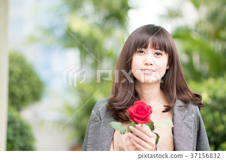 年輕女子玫瑰之戀 37156832