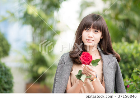 年輕女子玫瑰之戀 37156846