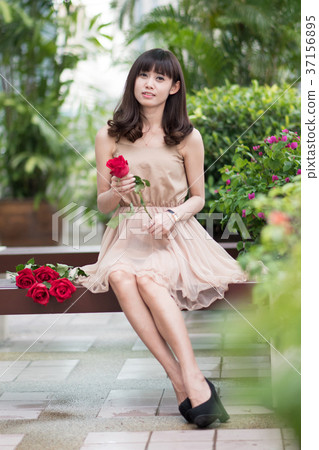 年輕女子玫瑰之戀 年輕女子玫瑰之戀 37156895