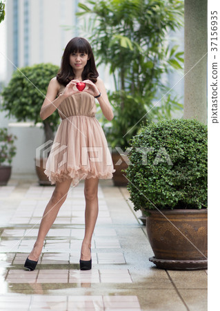年輕女子玫瑰之戀 年輕女子玫瑰之戀 37156935