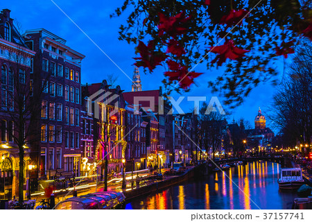 Night illumination of Amsterdam canal and bridge 37157741