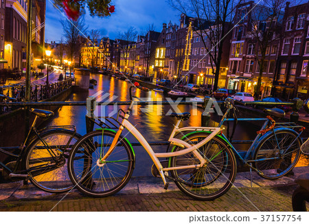 Night illumination of Amsterdam canal and bridge 37157754