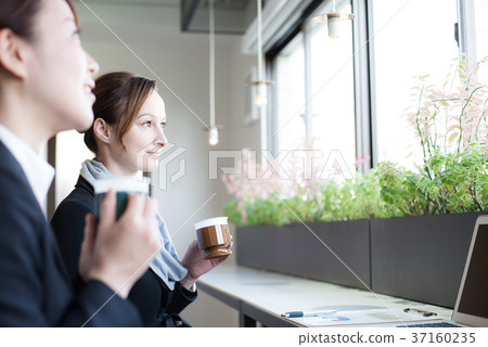 Global business woman 37160235