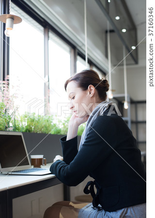 Foreign Business Woman Foreign Business Woman 37160346