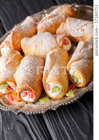 Delicious sweet rolls cannoli with cheese cream Delicious sweet rolls cannoli with cheese cream 37160711