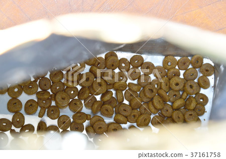 empty dry cat food in aluminum foil bag packing 37161758