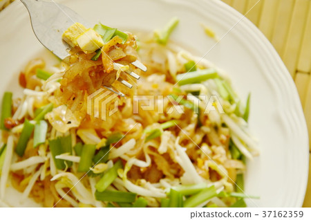 Pad Thai stir fried thin rice noodles with egg  37162359
