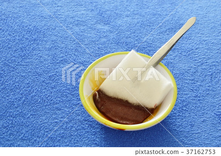 cotton wool with tweezers picking in iodine  37162753