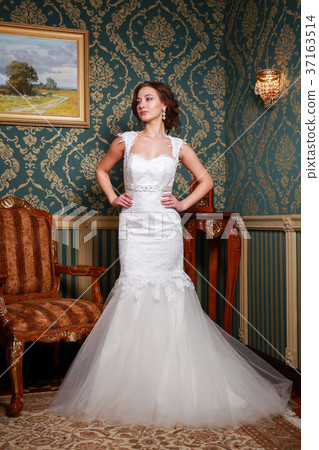 Young beautiful fashion bride posing in studio. 37163514