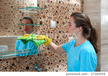 Beautiful housewife doing cleaning in the bathroom Beautiful housewife doing cleaning in the bathroom 37164456