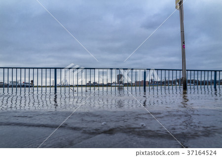 The river Rhine is flooding the promenade 37164524