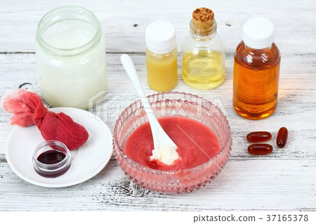 Making homemade lip gloss Making homemade lip gloss 37165378