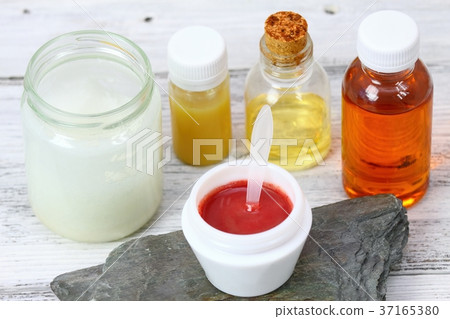 Making homemade lip gloss Making homemade lip gloss 37165380