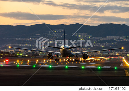 Boeing 777-200ER Takeoff Boeing 777-200ER Takeoff 37165402