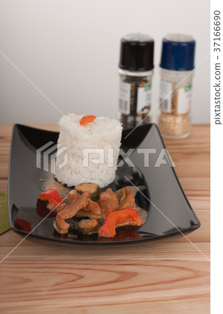 Soy noodles, rice, paprika,milk cream 37166690