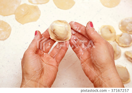 hands of cook with dumplings 37167257
