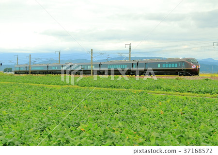 Train running on the Uetsu Main Line (E655 series) Train running on the Uetsu Main Line (E655 series) 37168572