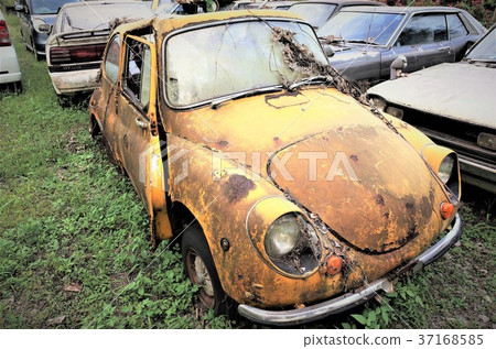 Retro Car-Rusted Car-Scrapped-Scrap Parking-Countryside Landscape 37168585