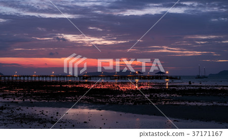 Scenery view of jetty in to the sea Scenery view of jetty in to the sea 37171167