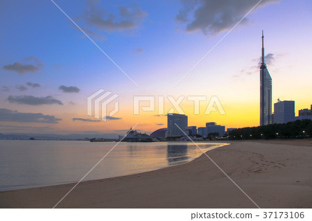 Sunrise on Momochi beach 37173106