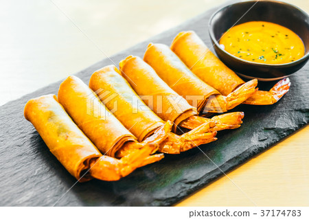 Fried spring roll with shrimp Fried spring roll with shrimp 37174783