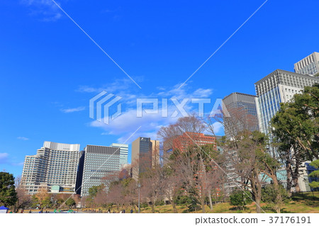 Imperial Palace Square and Otemachi Skyscrapers 37176191