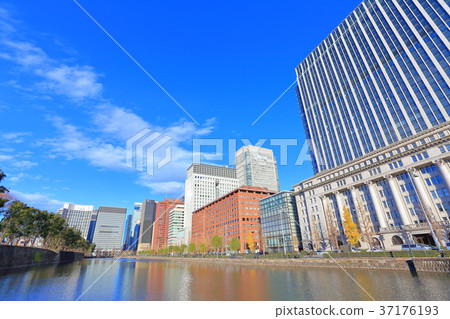 Imperial Palace Square and Otemachi Skyscrapers 37176193