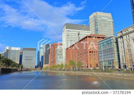 Imperial Palace Square and Otemachi Skyscrapers 37176194