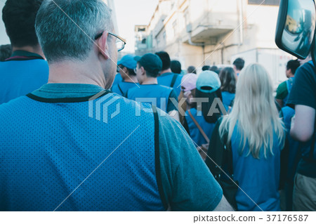 foreign tourists, foreign tourist, alien 37176587